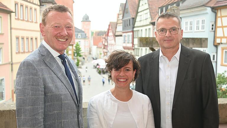 Sylvia Neubert und Steffen Krämer (rechts) sind die Neuen im Ochsenfurter Stadtrat. In dessen jüngster Sitzung wurden sie von Bürgermeister Peter Juks (links) vereidigt.