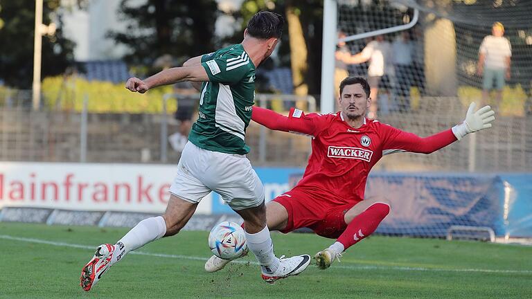 Hier noch gescheitert, klappte es später mit dem Tor: Der Schweinfurter Severo Sturm kam in dieser Szene nicht an Wacker-Keeper Markus Schöller vorbei, überwand ihn aber nach der Pause zum 2:1-Siegtreffer.