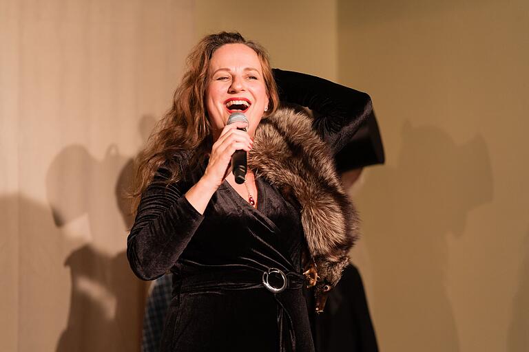 Silvia Kirchhof leitet als Regisseurin das Kleine Stadttheater in Gerolzhofen und steht gerne selbst auf der Bühne, als Schauspielerin und als Sängerin. Silvia Kirchhof leitet als Regisseurin das Kleine Stadttheater in Gerolzhofen und steht gerne selbst auf der Bühne, als Schauspielerin und als Sängerin.