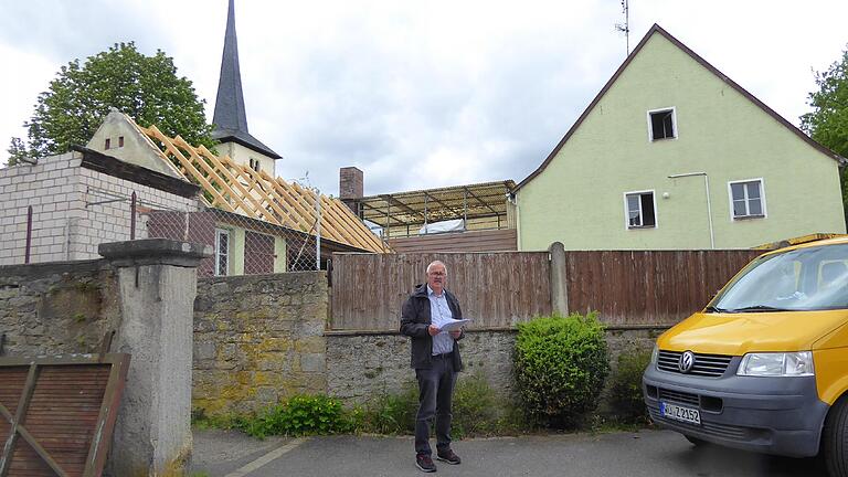 Planung wird verwirklicht: Über den Beginn der Arbeiten für den Bau des Kinderhorts in Gaukönigshofen freut sich zum Ende seiner Amtszeit Bürgermeister Bernhard Rhein. Planung wird verwirklicht: Über den Beginn der Arbeiten für den Bau des Kinderhorts in Gaukönigshofen freut sich zum Ende seiner Amtszeit Bürgermeister Bernhard Rhein.