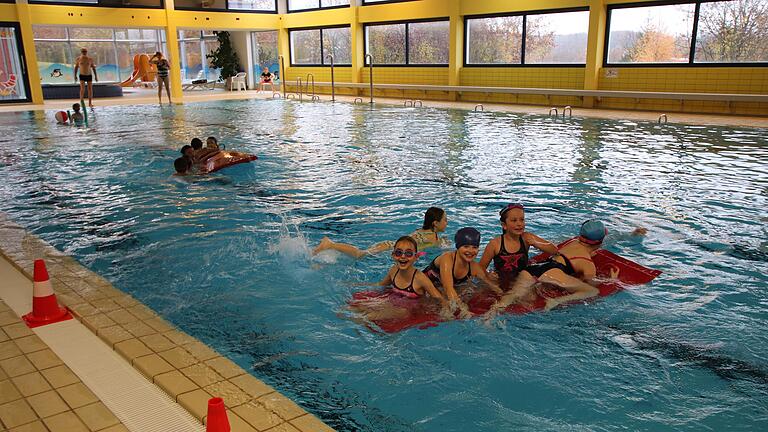 Vor allem Schüler nutzen das Iphöfer Hallenbad für ihren Schwimmunterricht. Nach 46 Jahren muss sich die Stadt entscheiden, ob das Bad saniert oder neu gebaut wird.