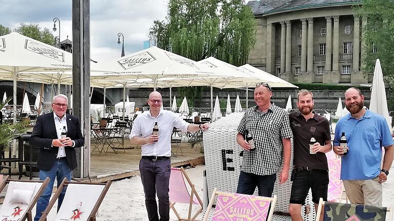 Unser Bild zeigt   (von links): 3. Bürgermeister Thomas Leiner (von links) und Oberbürgermeister Dr. Dirk Vogel, die gemeinsam mit Manfred, Johannes und Florian Griebel den Bad Kissinger Stadtstrand eröffneten.       -  Unser Bild zeigt   (von links): 3. Bürgermeister Thomas Leiner (von links) und Oberbürgermeister Dr. Dirk Vogel, die gemeinsam mit Manfred, Johannes und Florian Griebel den Bad Kissinger Stadtstrand eröffneten.