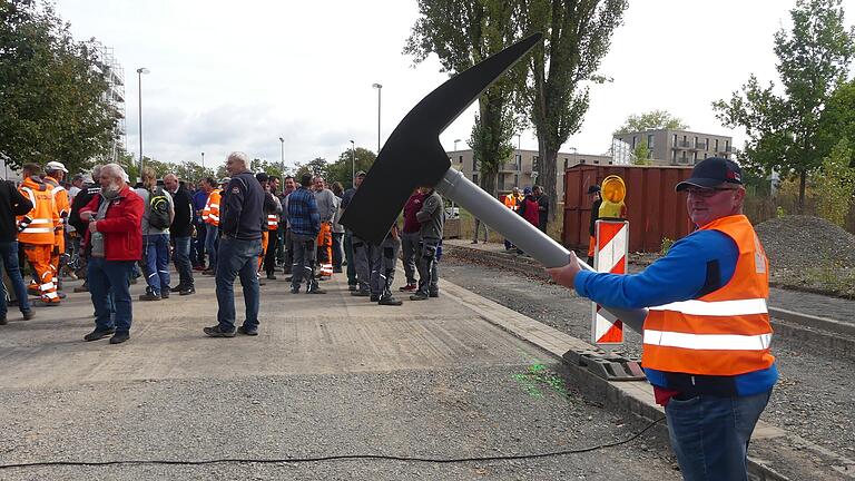 Falls die Arbeitgeber mauern, droht auch in Franken der 'heiße Herbst': Am  Amerika-Platz forderte die IG Bau Lohnerhöhung und Wegezeit-Entschädigung.