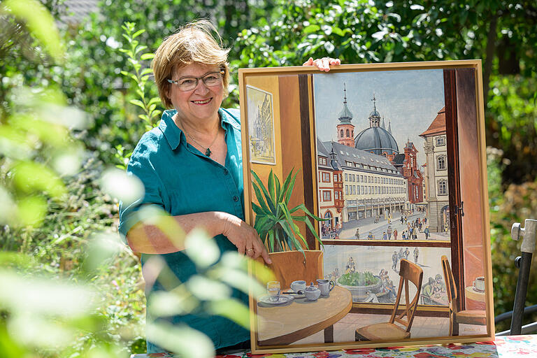 Sigrid Mahsberg mit dem Bild des Malers Hermann Strobl, das den Blick aus dem ersten Stock des Cafés zeigt.