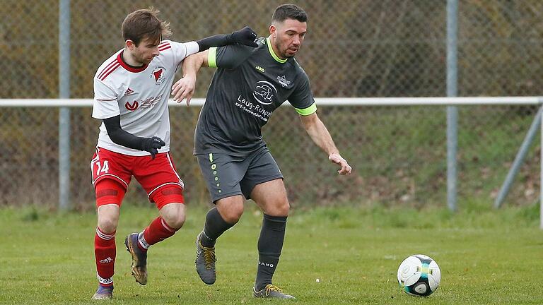 Gelchsheims Spielertrainer Joachim Barthel (links) im Zweikampf gegen Versbachs Arnor Xhoxhaj. Im Spitzenspiel gegen den ETSV Würzburg müssen die Gelchsheimer auf ihr Spielertrainerduo Joachim und Steffen Barthel sowie auf Philipp Hoos verzichten.