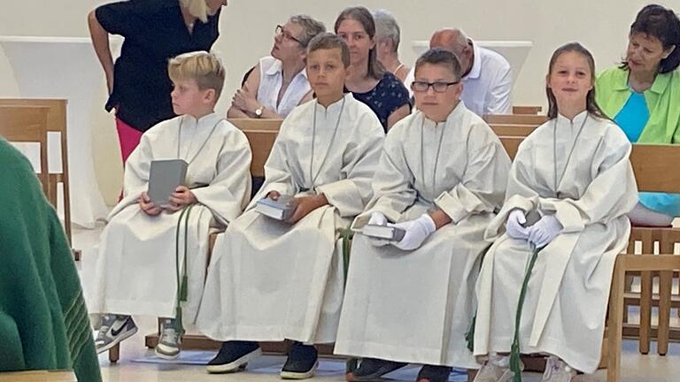 Im Bild die vier neuen Ministranten in St. Anton.