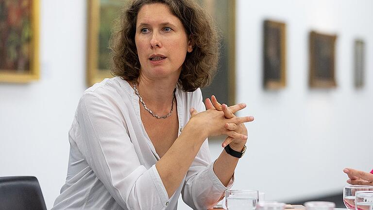 Henrike Holsing, stellvertretende Direktorin des Museums im Kulturspeicher Würzburg und Heiner-Dikreiter-Expertin, sucht nach den Erben der Bilder, die in der NS-Zeit ihren Besitzern geraubt oder unter Zwang entzogen wurden.