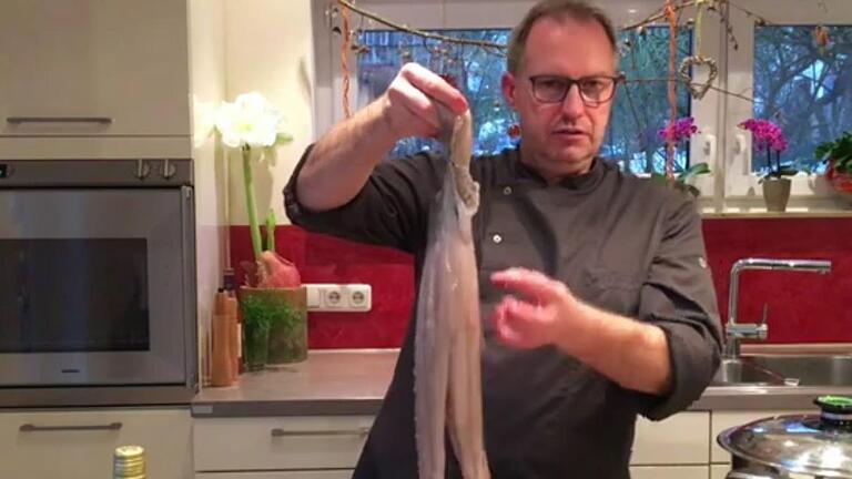 In einem seiner Lehrvideos zeigt der Münnerstädter Markus Bötz, wie ein Oktopus zubereitet werden kann. - In einem seiner Lehrvideos zeigt der Münnerstädter Markus Bötz, wie ein Oktopus zubereitet werden kann. In einem seiner Lehrvideos zeigt der Münnerstädter Markus Bötz, wie ein Oktopus zubereitet werden kann. - In einem seiner Lehrvideos zeigt der Münnerstädter Markus Bötz, wie ein Oktopus zubereitet werden kann.