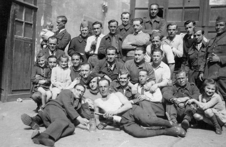 Kriegsgefangene aus Frankreich und Belgien waren in der Wurmshalle in Werneck untergebracht, hier auf dem Foto mit Nachbarskindern. Der Belgier Louis Dony ist der zweite von rechts. Kriegsgefangene aus Frankreich und Belgien waren in der Wurmshalle in Werneck untergebracht, hier auf dem Foto mit Nachbarskindern. Der Belgier Louis Dony ist der zweite von rechts.