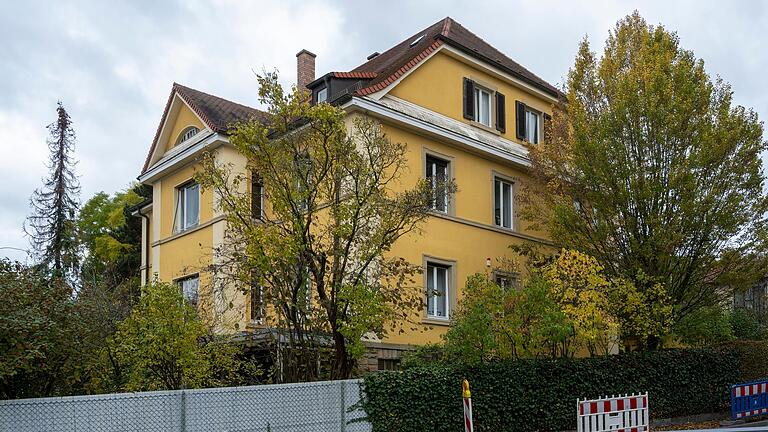Vor dem Haus in der Straße 'Zur Wasserleitung 9' lässt die Stadt im Gedenken an die jüdische Familie Tittel Stolpersteine verlegen.