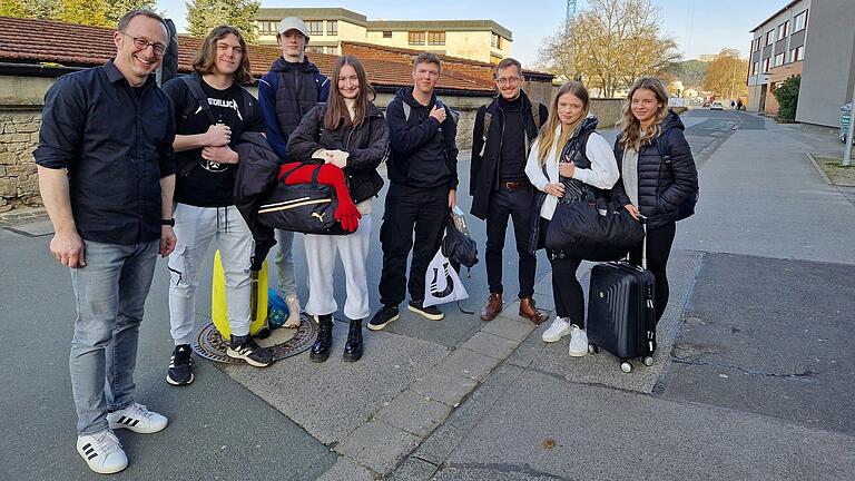 Die Musikband aus Bílovec bei ihrer Ankunft in Bad Neustadt: der Musiklehrer des Rhön-Gymnasiums, Benjamin Balling, (links), der Lehrer des Gymnázium Mikuláše Koperníka, Vojtěch Skotnica, (Dritter von rechts) mit sechs tschechischen Schülerinnen und Schülern.