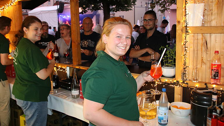 Stadtfest Münnerstadt 2024 - Spaß bei der Arbeit: Hier Ellen Kilian vom gleichnamigen Weinhaus Kilian (rechts). Stadtfest Münnerstadt 2024 - Spaß bei der Arbeit: Hier Ellen Kilian vom gleichnamigen Weinhaus Kilian (rechts).
