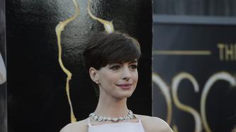 Oscar-Outfits: Tops & Flops       -  Top und Flop: Umstritten war das Outfit von Oscar-Gewinnerin Anne Hathaway - ein schlichtes, vorne hochgeschlossenen Prada-Kleid mit tiefem Rückenausschnitt. Einige fanden es elegant, andere langweilig. Auffällig, wenn auch nicht unbedingt vorteilhaft: die Brustpartie des Kleides.