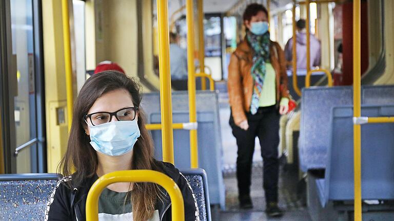 Für Schülerinnen und Schüler gilt im ÖPNV (Symboldbild) an Haltestellen und in den Bussen weiterhin Maskenpflicht.