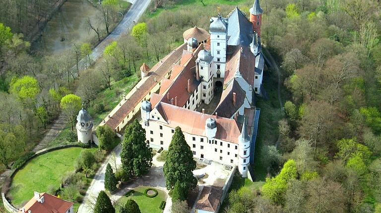 Blick von oben auf die Realschule Schloss Schwarzenberg in Scheinfeld.