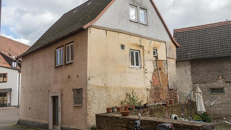 Das verputzte Fachwerkhaus im alten Schulhof in Rieneck ist eines der Gebäude, die sinnbildlich für den Leerstand in vielen ländlichen Gegenden stehen.