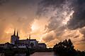 Gewitterwolken treffen auf den Sonnenuntergang, hier beobachtet über dem Kloster Michelsberg.