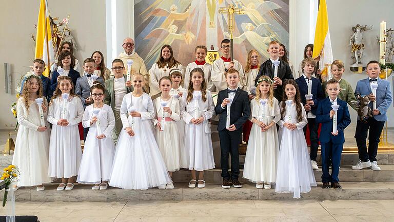 Im Bild: Die Kommunionkinder Ole Brüggemann, Neele Illig, Levi Paul, Leni Schüssler, Fabian Greb, Anna Rützel, Vincent Greb, Elise Büttner, Emma Metz, Helena Halbig, Emilia Tapia Stäblein, Samuel Alsford, Mila Hahn, Jannis Krug, Nele Scheublein, Daniel Kraus, Niklas Härder, Tom Weber, Leon Klein mit Pfarrer Leo Brand. Im Bild: Die Kommunionkinder Ole Brüggemann, Neele Illig, Levi Paul, Leni Schüssler, Fabian Greb, Anna Rützel, Vincent Greb, Elise Büttner, Emma Metz, Helena Halbig, Emilia Tapia Stäblein, Samuel Alsford, Mila Hahn, Jannis Krug, Nele Scheublein, Daniel Kraus, Niklas Härder, Tom Weber, Leon Klein mit Pfarrer Leo Brand.