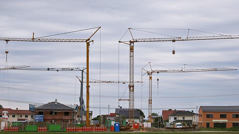 Baukräne in Neubaugebiet       -  Der Wohnungsbau in Bayern ist in einer anhaltenden Flaute gefangen.