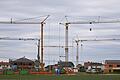 Baukräne in Neubaugebiet       -  Der Wohnungsbau in Bayern ist in einer anhaltenden Flaute gefangen.