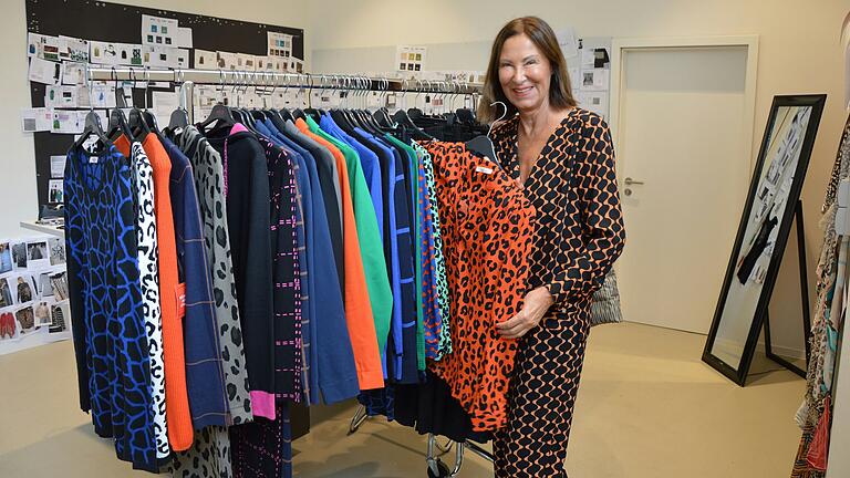 Eva Lutz hat noch immer ihr Atelier im Strehlhof bei Volkach. Hier zeigt sie eine Auswahl ihrer neuen Kollektion ihres Labels 'Eva Lutz' für den Shoppingsender QVC. Eva Lutz hat noch immer ihr Atelier im Strehlhof bei Volkach. Hier zeigt sie eine Auswahl ihrer neuen Kollektion ihres Labels 'Eva Lutz' für den Shoppingsender QVC.