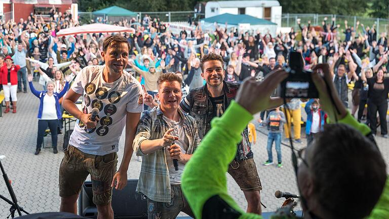 Rund 400 Menschen besuchen am Sonntag das Konzert der „Dorfrocker“ auf dem ausverkauften Festplatz in Kirchaich. Mit einer energiegeladenen Mischung aus volkstümlicher Musik, Rockmusik und Country-Elementen sorgen sie in ihrem Heimatdorf für ausgelassene Stimmung bei den Fans.