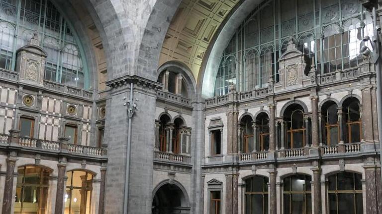 Der prunkvolle Hauptbahnhof von Antwerpen wurde 1905 eingeweiht und steht heute unter Denkmalschutz. Foto: Andrea Warnecke       -  Dieser prunkvolle Hauptbahnhof zählt zu den 8 verrücktesten Bahnhöfen der Welt.