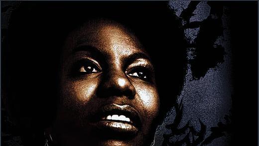 Die große Vielfalt von Nina Simone       -  Nina Simone: To Be Free: The Nina Simone Story (3 CDs + 1 DVD, Sony) Unter den großen afroamerikanischen Sängerinnen des 20. Jahrhunderts wie Bessie Smith, Billie Holiday, Mahalia Jackson, Ella Fitzgerald, Dinah Washington oder Aretha Franklin nahm Nina Simone (1933-2003) durch ihr politisches Engagement immer eine Sonderstellung ein. Sie war eine unermüdliche Botschafterin der US-Bürgerrechtsbewegung und des Black-Power-Movements, für die sie sich von den späten 1950ern bis in die 1970er Jahre engagierte.  Genau so beeindruckend wie ihr Einsatz als politische Aktivistin ist das extrem breit gefächerte Repertoire der Sängerin. Ihre Palette reichte vom Blues der 1920er Jahre über Songs von Duke Ellington, Miles Davis, Irving Berlin oder den Gershwin-Brüdern. Auf ihren Alben sind Balladen von Langston Hughes, Folksongs von Bob Dylan oder Kompositionen von Leonard Cohen zu hören, die Nina Simone wie selbstverständlich neben Titeln von Randy Newman, Richie Havens, Sandy Denny oder Jimmy Webb platzierte. Natürlich widmete sie sich auch den damals neuen Strömungen des Afro-Pop oder der Weltmusik und konnte wenige Momente später einen Track der Beatles, Byrds, Bee Gees oder aus dem &bdquo;Hair&ldquo;-Musical anstimmen. Sie wäre am 21. Februar 80 Jahre alt geworden. Die Box gewährt einen ausgezeichneten Überblick über die Vielfalt ihrer Songs. Das Set dokumentiert auf drei CDs und einer DVD die umfassendste Sammlung der Künstlerin, die je zusammengestellt wurde, mit 51 Audiotracks und neun Live-Songs auf der 23-minütigen Dokumentations-DVD.