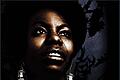 Die große Vielfalt von Nina Simone       -  Nina Simone: To Be Free: The Nina Simone Story (3 CDs + 1 DVD, Sony) Unter den großen afroamerikanischen Sängerinnen des 20. Jahrhunderts wie Bessie Smith, Billie Holiday, Mahalia Jackson, Ella Fitzgerald, Dinah Washington oder Aretha Franklin nahm Nina Simone (1933-2003) durch ihr politisches Engagement immer eine Sonderstellung ein. Sie war eine unermüdliche Botschafterin der US-Bürgerrechtsbewegung und des Black-Power-Movements, für die sie sich von den späten 1950ern bis in die 1970er Jahre engagierte.  Genau so beeindruckend wie ihr Einsatz als politische Aktivistin ist das extrem breit gefächerte Repertoire der Sängerin. Ihre Palette reichte vom Blues der 1920er Jahre über Songs von Duke Ellington, Miles Davis, Irving Berlin oder den Gershwin-Brüdern. Auf ihren Alben sind Balladen von Langston Hughes, Folksongs von Bob Dylan oder Kompositionen von Leonard Cohen zu hören, die Nina Simone wie selbstverständlich neben Titeln von Randy Newman, Richie Havens, Sandy Denny oder Jimmy Webb platzierte. Natürlich widmete sie sich auch den damals neuen Strömungen des Afro-Pop oder der Weltmusik und konnte wenige Momente später einen Track der Beatles, Byrds, Bee Gees oder aus dem &bdquo;Hair&ldquo;-Musical anstimmen. Sie wäre am 21. Februar 80 Jahre alt geworden. Die Box gewährt einen ausgezeichneten Überblick über die Vielfalt ihrer Songs. Das Set dokumentiert auf drei CDs und einer DVD die umfassendste Sammlung der Künstlerin, die je zusammengestellt wurde, mit 51 Audiotracks und neun Live-Songs auf der 23-minütigen Dokumentations-DVD.