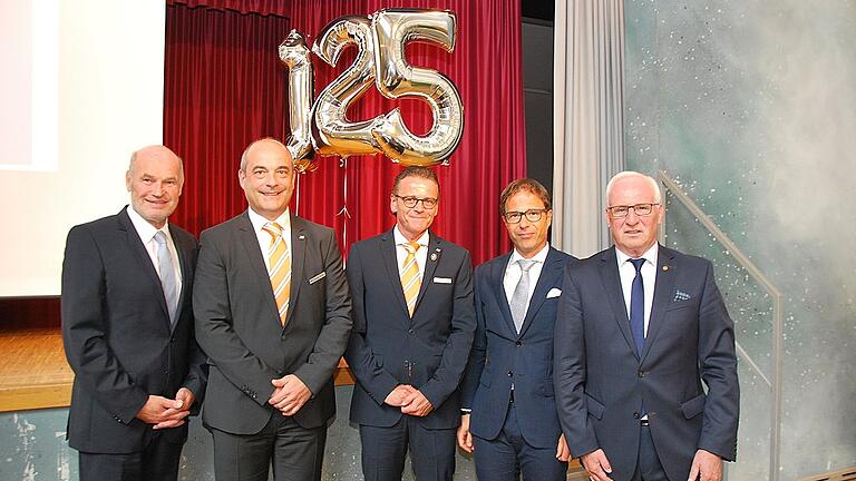 Auch im 125. Jahr ihres Bestehens ist die Höchberger Raiffeisenbank gut aufgestellt: (von links) Landrat Eberhard Nuß, Vorstand Christian Bauer, Vorstandsvorsitzender Norbert Dorbath, Jürgen Gros Präsident des Genossenschaftsverbands Bayern und Aufsichtsratsvorsitzender Höchbergs Bürgermeister Peter Stichler