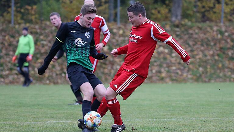 Ein Zweikampf zwischen Simon Lang (links) aus Gnodstadt und Sebastian Duerr vom FC Kirchheim beim 1:0-Erfolg des Tabellenführers gegen das Schlusslicht.