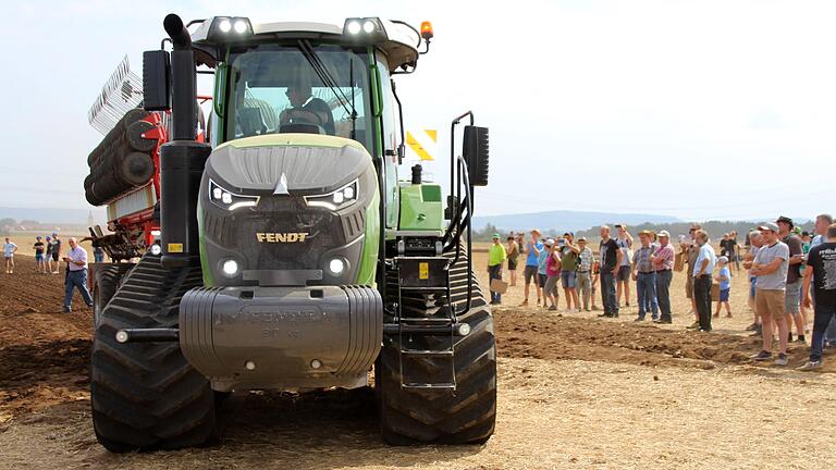 Zum Feldtag des Landtechnikherstellers Fendt und der Züchtergruppe Saaten-Union auf den Feldern des Schönborn'schen Hofguts Wadenbrunn kommen regelmäßig über 50 000 Besucher aus dem In- und Ausland.