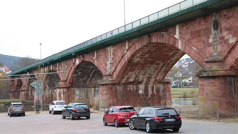 Die alte Lohrer Mainbrücke wurde in den vergangenen Tagen der routinemäßigen Bauwerksprüfung unterzogen, die alle drei Jahre fällig ist.