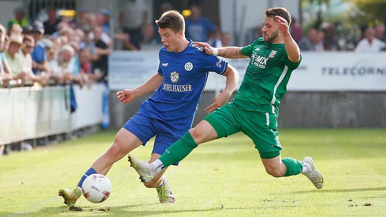 Kevin Steinmann (rechts) vom TSV Abtswind grätscht gegen Fabio Gobbo (links) vom FV 04 Würzburg.