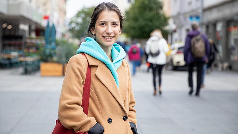 Simge Ödemiz aus Würzburg hat schon länger mit den hohen Energiekosten zu kämpfen. Sie musste wegen der hohen Ölpreise bereits tief in die Tasche greifen.