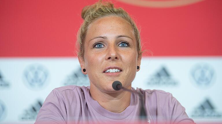 Fußball-Nationalspielerin Svenja Huth im Juli 2022 bei einer Pressekonferenz während der EM in England.&nbsp;