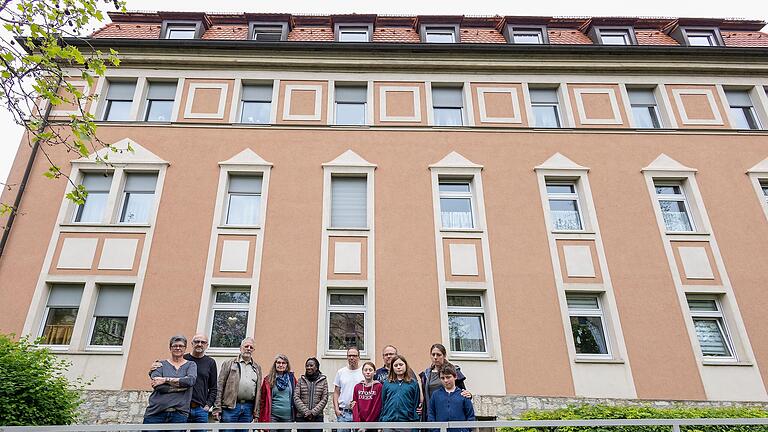 Als die Würzburger Hausgemeinschaft ihren Rauswurf im vergangenen Jahr öffentlich machte, war die historische Fassade noch intakt. Jetzt soll das Haus abgerissen werden. (Archivbild)
