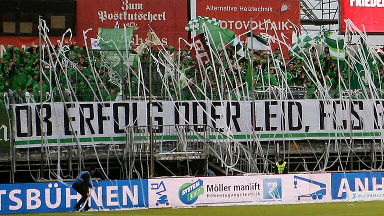 An den Schweinfurter Fans lag's nicht: Sie unterstützten den FC 05 lautstark. Wegen der Zündelei Einzelner jedoch musste zwischendurch das Spiel ein paar Minuten unterbrochen werden.