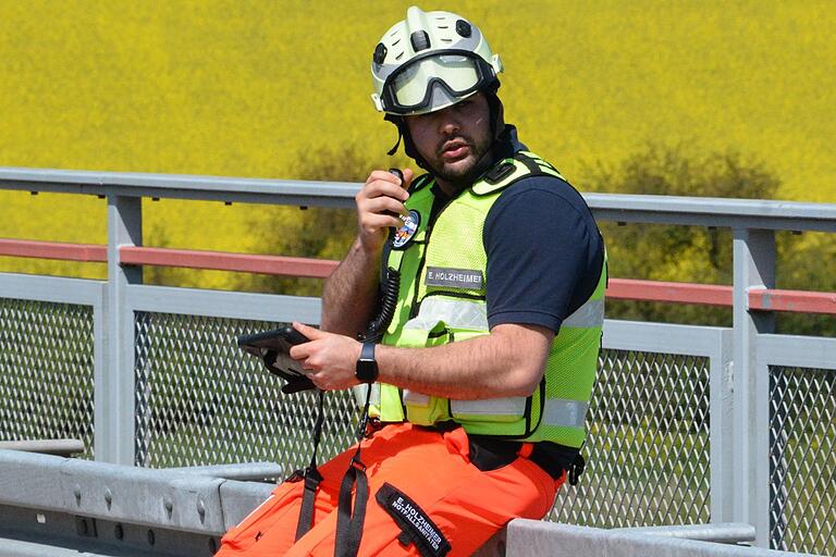 Elias Holzheimer, der Einsatzleiter des Rettungsdienstes, hielt auch bei dem Unfall am Autobahnzubringer der B279 den Kontakt mit Kliniken zur Aufnahme der Patienten. Elias Holzheimer, der Einsatzleiter des Rettungsdienstes, hielt auch bei dem Unfall am Autobahnzubringer der B279 den Kontakt mit Kliniken zur Aufnahme der Patienten.