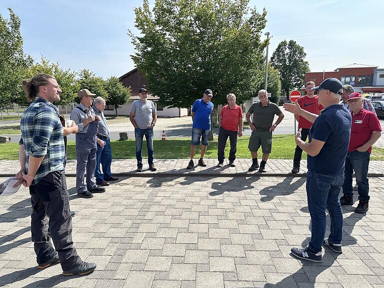 Abschlussbesprechung am Feuerwehrgerätehaus in Aubstadt. Bürgermeister Burkhard Wachenbrönner dankte Förster Florian Höhn für eine interessante und aufschlussreiche Führung. Abschlussbesprechung am Feuerwehrgerätehaus in Aubstadt. Bürgermeister Burkhard Wachenbrönner dankte Förster Florian Höhn für eine interessante und aufschlussreiche Führung.