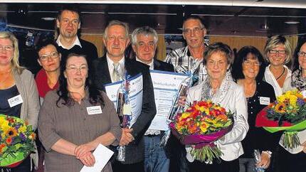 Runder Geburtstag: Zum 50-jährigen Bestehen des Dentallabors Friese in Kitzingen wurden mehrere Mitarbeiter für ihre langjährige Betriebszugehörigkeit geehrt. Das Bild zeigt (vorne, von links) Andrea Pfeiler, Petra Erhardt, Uta Friese, Susanne Heunisch sowie (hinten, von links) Petra Bartsch, Daniel Voss, Roland Halbhuber, Berthold Russ, Hans Poschet, Ingrid Schwarz und Petra Günter.