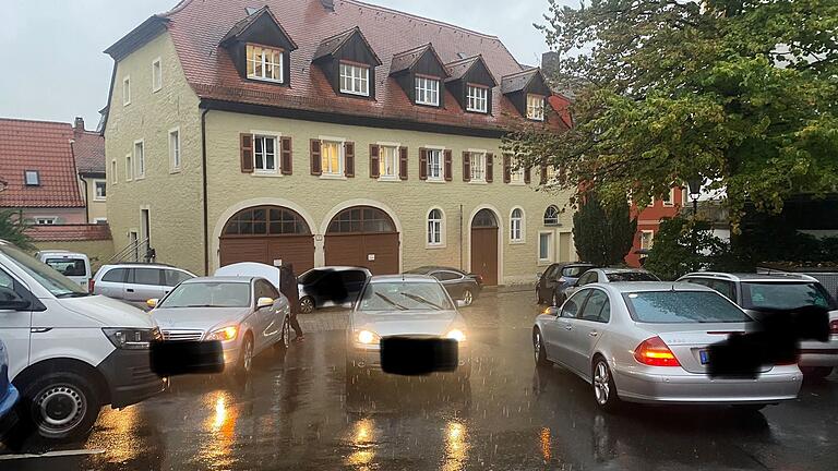 Dieses Foto von Oberbürgermeister Stefan Güntner, aufgenommen am 15. September, zeigt das Problem: Eltern bringen morgens ihre Kinder und parken den Hof der Kitzinger St.-Hedwig-Schule zu.