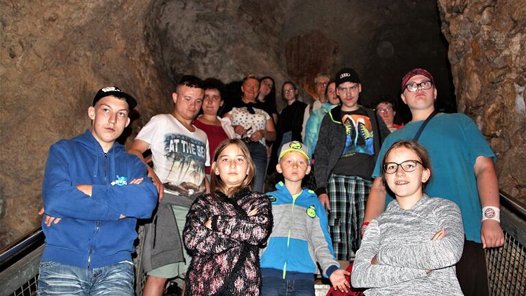 Ausflug in die Vergangenheit der Erde: Besuch der Tropfsteinhöhle Schulerloch im gleichnamigen Naturschutzgebiet im Altmühltal bei der gemeinsamen Freizeit von Offener Behindertenarbeit und KOMM-IN.