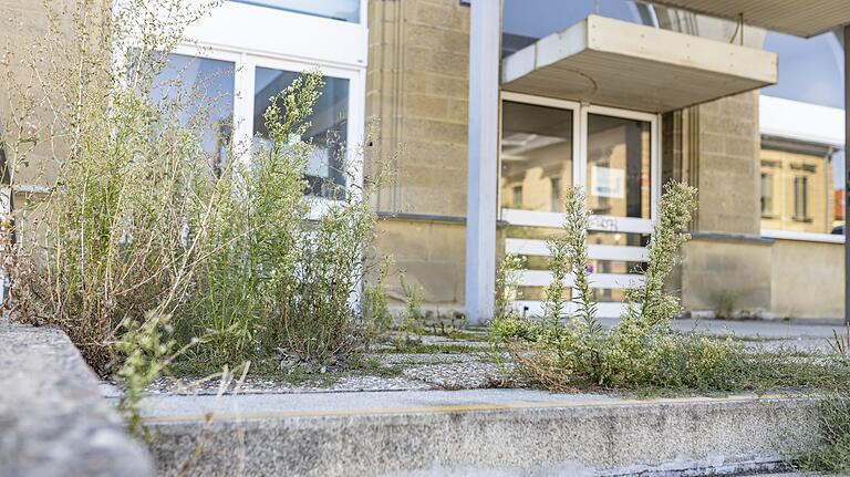 Solche Bilder soll es bald nicht mehr geben: Die Stadt will den Kitzinger Bahnhof aus seinem langen Dornröschenschlaf reißen und als Erstes die Türen wieder öffnen.