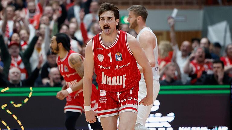 Dreier rein, Zunge raus: Zac Seljaas nach seinem zweiten erfolgreichen Dreier für die Würzburg Baskets im Duell mit der BG Göttingen. Dreier rein, Zunge raus: Zac Seljaas nach seinem zweiten erfolgreichen Dreier für die Würzburg Baskets im Duell mit der BG Göttingen.