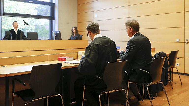 Faschingsnarr erneut wegen Volksverhetzung vor Gericht: Der Angeklagte soll fremdenfeindliche Bilder in einer Whatsapp-Gruppe verbereitet haben. Gegen eine Geldstrafe in erster Instanz ging er in Berufung. Faschingsnarr erneut wegen Volksverhetzung vor Gericht: Der Angeklagte soll fremdenfeindliche Bilder in einer Whatsapp-Gruppe verbereitet haben. Gegen eine Geldstrafe in erster Instanz ging er in Berufung.