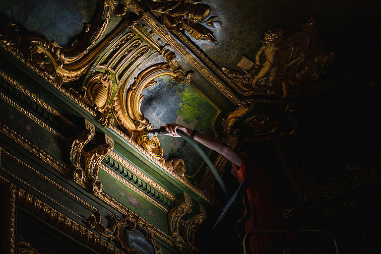 Aufwändige Restaurierung über Jahre und Jahrzehnte: Auch die Decke im Grünlackierten Zimmer der Würzburger Residenz wurde gereinigt.&nbsp;