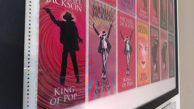 Michael Jackson-Fan Robin Schuhmann_3 - Seltene Motive mit dem King of Pop: Diese 14 Designs sollten Konzertkarten im Jahr 2008 zieren. Dazu kam es jedoch nie. Michael Jackson-Fan Robin Schuhmann_3 - Seltene Motive mit dem King of Pop: Diese 14 Designs sollten Konzertkarten im Jahr 2008 zieren. Dazu kam es jedoch nie.