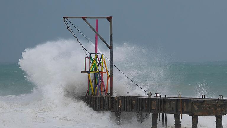 Hurrikan auf Barbados       -  Wellen schlagen auf einen Pier, während der Hurrikan &bdquo;Beryl&rdquo; vorbeizieht.