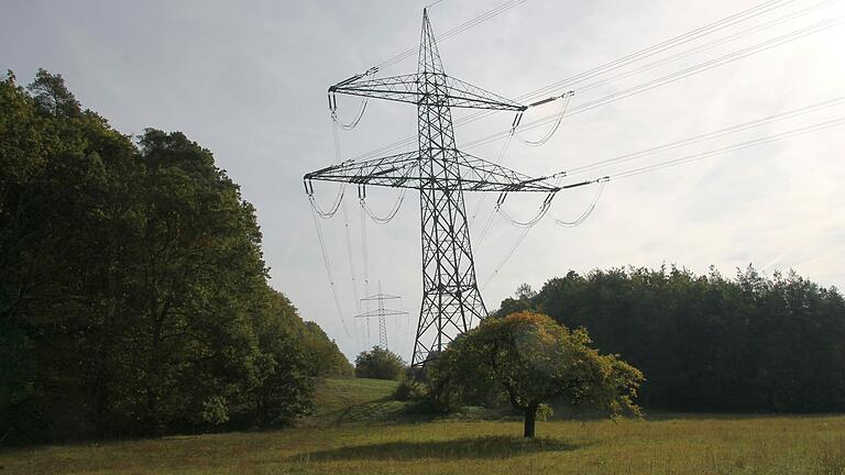 Bis zu 250 Strommasten könnten für den Bau der Fulda-Main-Leitung nötig werden. Der Korridor der Trasse durch die Landkreise Bad Kissingen, Main-Spessart und Schweinfurt ist nun fix festgelegt.